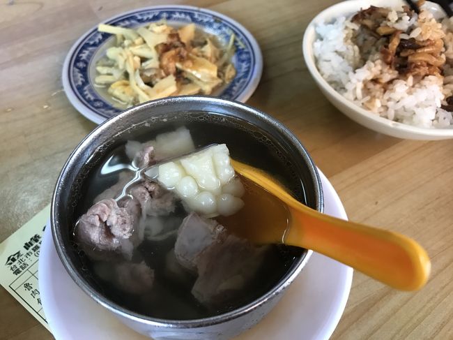 上に見えているのは<br />筍乾です。あっさり。<br /><br />魯肉飯は小だったかな？<br />娘に９５％食べられてしまいました。<br />