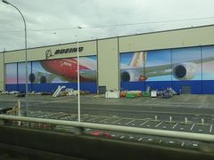工場の外壁には、飛行機が描かれています。