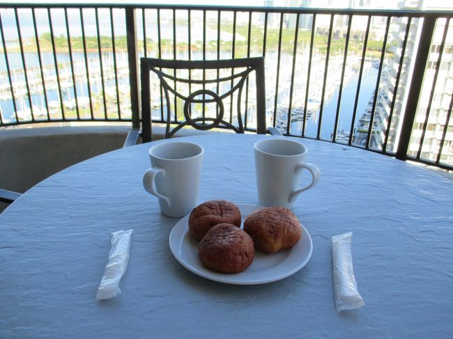 昨日買ったマラサダをチンして食べました。ラナイが気持ちいいです。