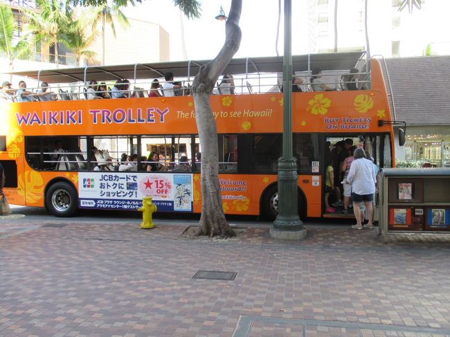 ピンクラインに乗って、ワイキキ中心部に向かいます。