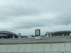 右側 「 センチュリーリンク・フィールド 」 は、NFLシアトル・シーホークス、MLSのシアトル・サウンダーズFCのホームスタジアム
左側 「 セーフコ・フィールド  」は、MLBのシアトル・マリナーズのホームスタジアム