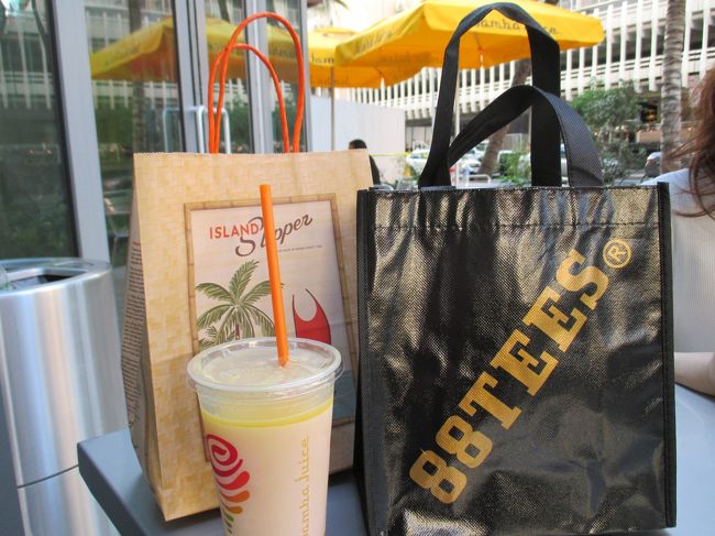 ジャンバジュースでビタミンC補給。