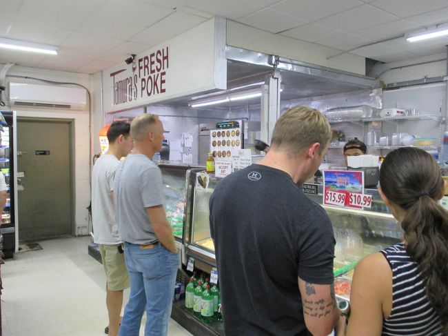 酒屋さんですが、奥の方に海鮮が売ってます。ポキを買いに来ました。<br />スパイシー味とオリジナルポキ購入。お酒よりポキを買う人の方が多かった。