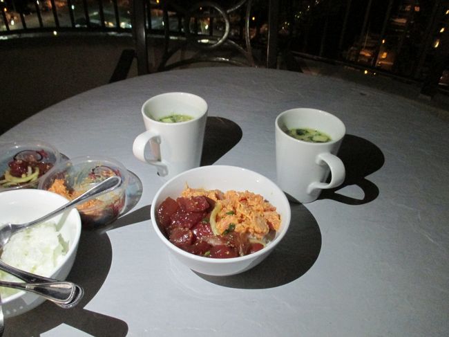 そしてラナイで頂きます。日本から持参したチンするご飯と、お味噌汁。<br />オリジナル味のポキが美味しかったー。そして３日目もお終いです。