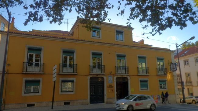 夜19時頃に空港に到着。<br />リスボン空港から地下鉄で一回乗り換えてRato駅へ。<br />Rato駅からは徒歩3分でカーサ デ サウ マミエジ ホテルに着きます。<br />18世紀の建物だそうで、