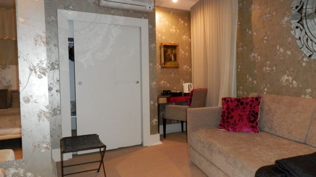 歴史ある建物であるにも関わらずエアコンが完備。<br />熱い夏に来ても快適に過ごせそうです。<br />電気ケトルも常備されています。<br />初日はとりあえずホテルで寝るところから始まります。