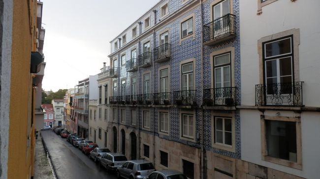 翌朝、ホテル脇の道からはアズレージョの外壁の建物が見えます。