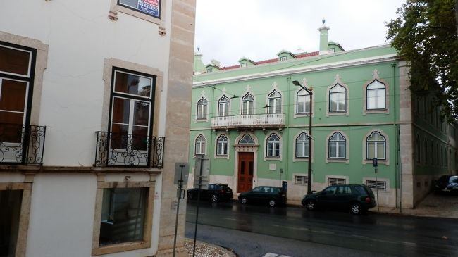 正面はバスの路線が走っていて便利です。