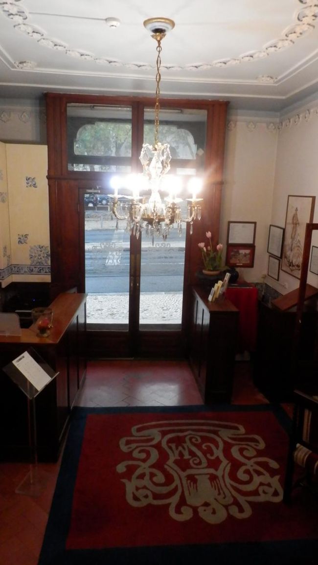 玄関を入ると素敵なシャンデリアが。