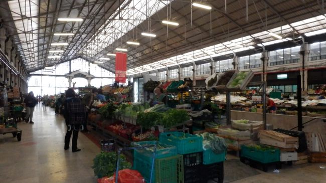 早朝からやっているので朝から行動したい時にはもってこい。<br />野菜から肉、パンまで揃っています。