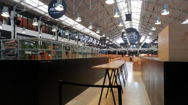 隣には大きなフードコートがあり、いろいろと食べられるようです。