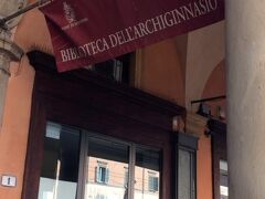 最初は、旧ボローニャ大学(Archiginnasio di Bologna)
旧ボローニャ大学(アルキジンナジオ宮)は考古学博物館と接近している。