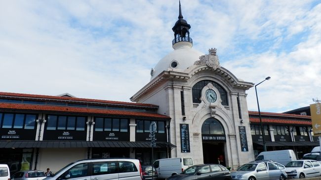 初日はまずMercado da Ribeiraへ。<br />ホテルから徒歩2分のバス停から758番に乗ってすぐです。