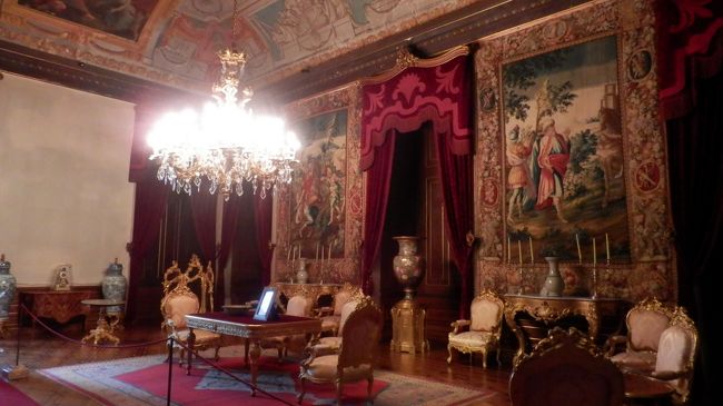内装はベルサイユ宮殿のようですが、期待以上に手入れがされていて素晴らしい。