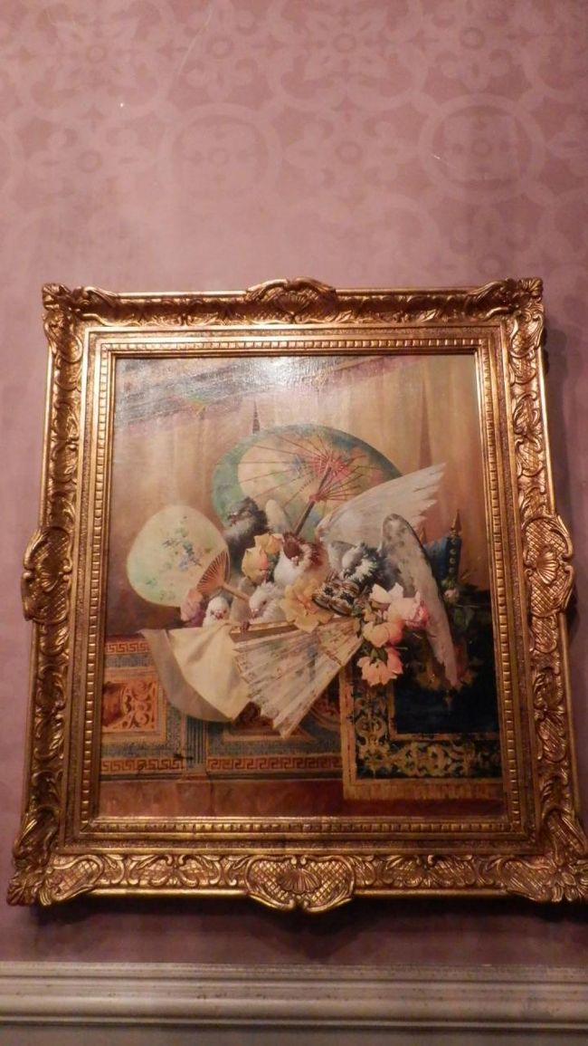 うちわが描かれた和の要素も入った絵画も。