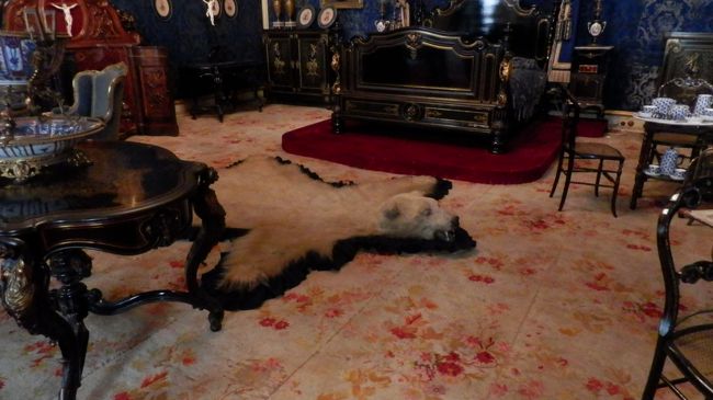 ザ・金持ちの家の定番。くまの敷物。