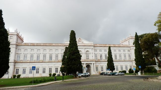 アジューダ宮までは市場ちかくからバスで一本。<br />リスボアカードで無料。