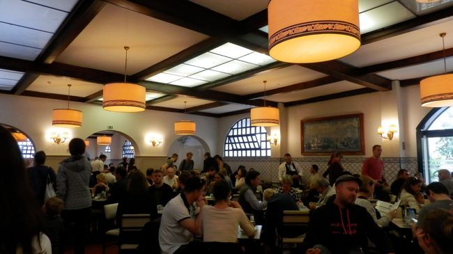 イートイン口から中に入ると意外と広い。<br />ちゃんと柵で列を作るようになっているので並んでいても結構すぐに番が来ます。