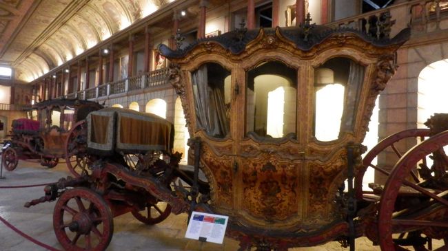 いい休憩もできたので、店を出て左に歩きます。<br />馬車ミュージアムへ。<br />リスボアカードで無料。<br />世界でも類のない馬車を収集した博物館です。<br />かつての王宮付属乗馬学校で、1816年に博物館として発足。<br />スペイン王フェリペ2世がポルトガル王を兼位したときのヨーロッパ各国王室の由緒ある68両の馬車は見ものです。