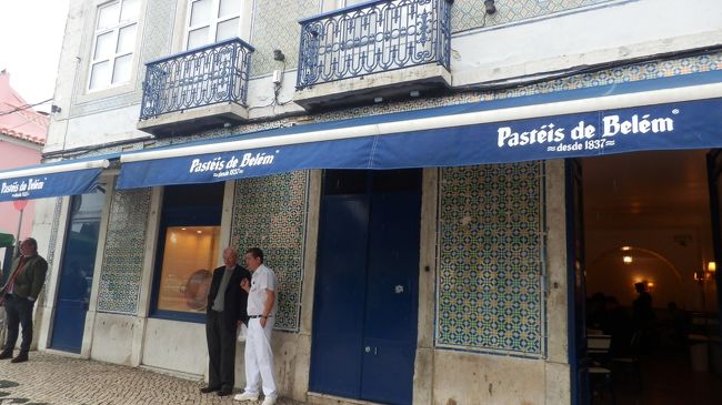 そのままお目当てのエッグパイを目指してベレンで有名なカフェ、<br />Confeitaria de Belemへ。<br />テイクアウトとイートインで入口が分かれているので、