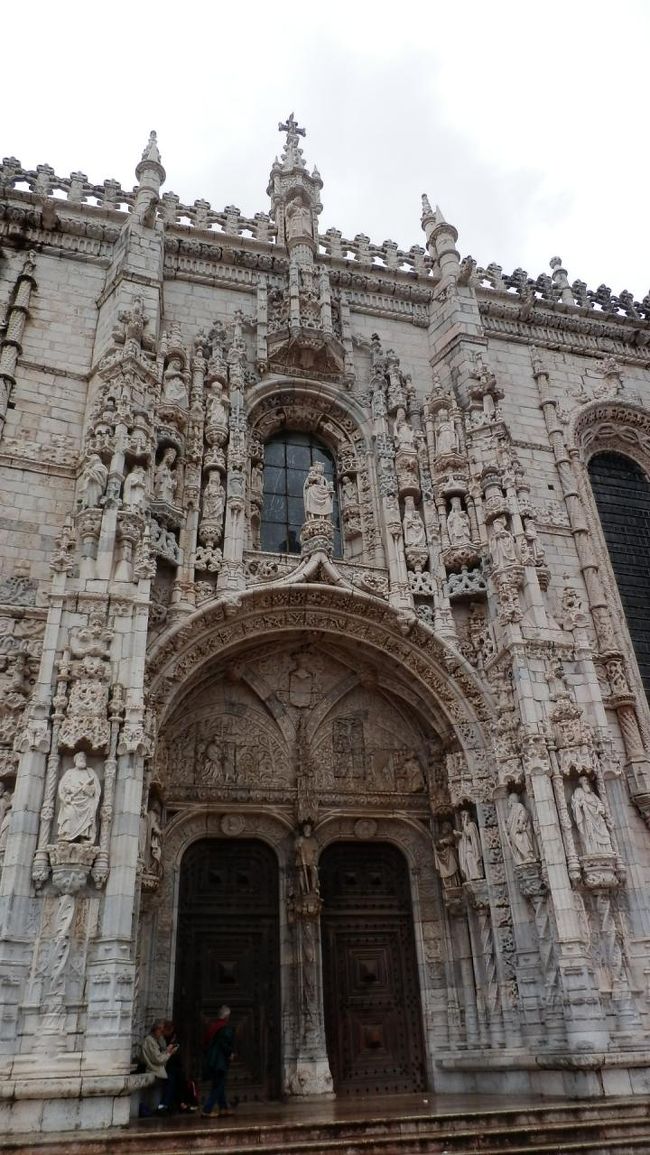 またカフェがあった方へ戻ります。<br />ジェロニモス修道院。<br />リスボアカードで無料。