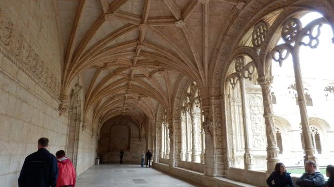 世界ふしぎ発見！で見た通り、中庭の柱の模様が素晴らしい。<br />中庭を囲む一辺55mの回廊にある石灰岩の柱に刻まれた緻密な彫刻類は見逃せません。