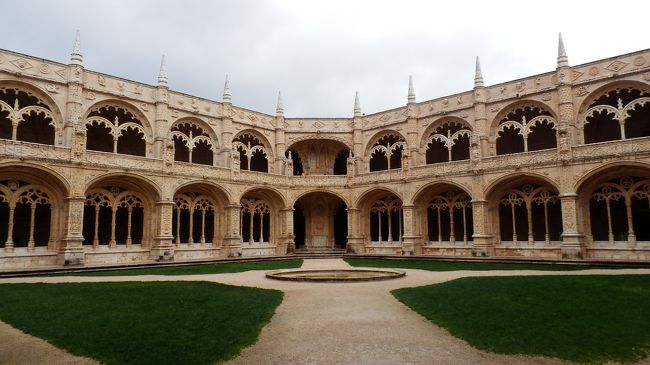 中庭。<br />ジェロニモス修道院はバスコ・ダ・ガマによってもたらされた巨万の富を背景に、1502年に造営を開始。<br />1511年に大半が完成しましたが、最終的には19世紀になって現在の姿になったそうでうす。<br />