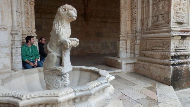 このライオン、今日は水はくのをお休み。