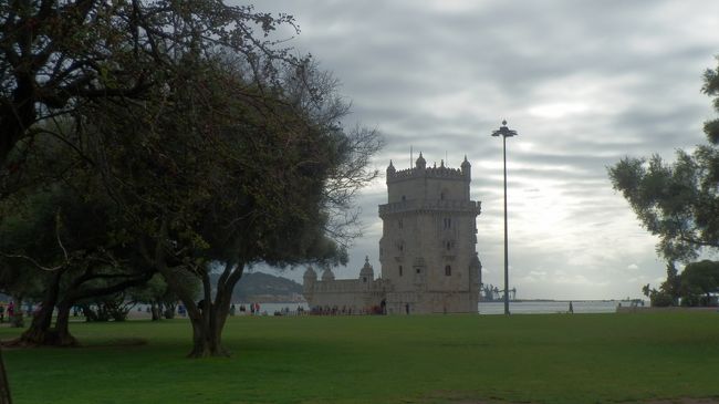 ベレンの塔を目指して歩きます。<br />リスボアカードで無料。