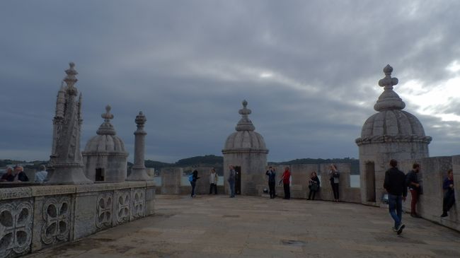 ジェロニモス修道院の先1km、テージョ河畔に建つ四角いマヌエル様式の城塞。<br />マヌエル1世の命により建築家デ・アルーダが1519年にリスボン港を守る要塞として建設。かつてはテージョ河の貴婦人と呼ばれるほどの美観を誇ったそうです。今でもきれいですけどね。<br />塔の高さは約30m、5階建てのうち2階は砲台、3階は王室の居城でしたが1階部分は水辺に面し湖の干満を利用した水牢となっていたそうです。水牢ってかなり厳しそう。