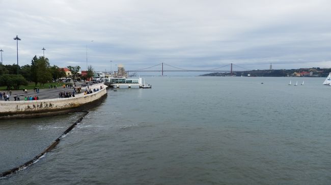 向こうの方に4月25日橋が見えます。