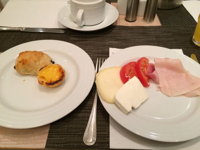 メルキュール　ポルトセントロの朝食。<br />朝食コーナーは午前6時30分から。<br />今日はドウロ渓谷に行くため、早い出発です。<br /><br />メルキュールに泊ることは多いけど、どこも朝食はそれなりに美味しい。<br />ここは、エッグタルトがあったので、ついつまんでしまいました。