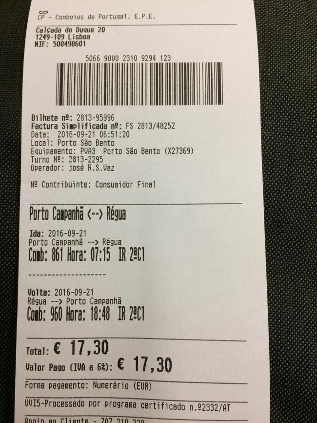 ホテルからサン・ベント駅まで急な坂を下って、レグア行きの始発に乗ります。<br />最初、自販機で買おうとしてしばらく格闘。<br />結局、有人窓口で買いました。<br />なんとかカンパニャン駅発の始発に間に合いました。