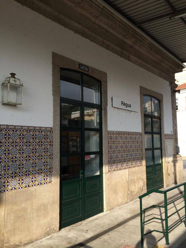 2時間でレグアに到着。<br />まだ9時15分です。<br /><br />レグア到着の15分くらい前から渓谷らしさのある景色になりました。<br />時間があったらもっと先まで行きたかったけど、鉄道ダイヤがイマイチで諦めました。<br />ドウロ渓谷を本気で観光するなら、車で来るのが良さそうです。