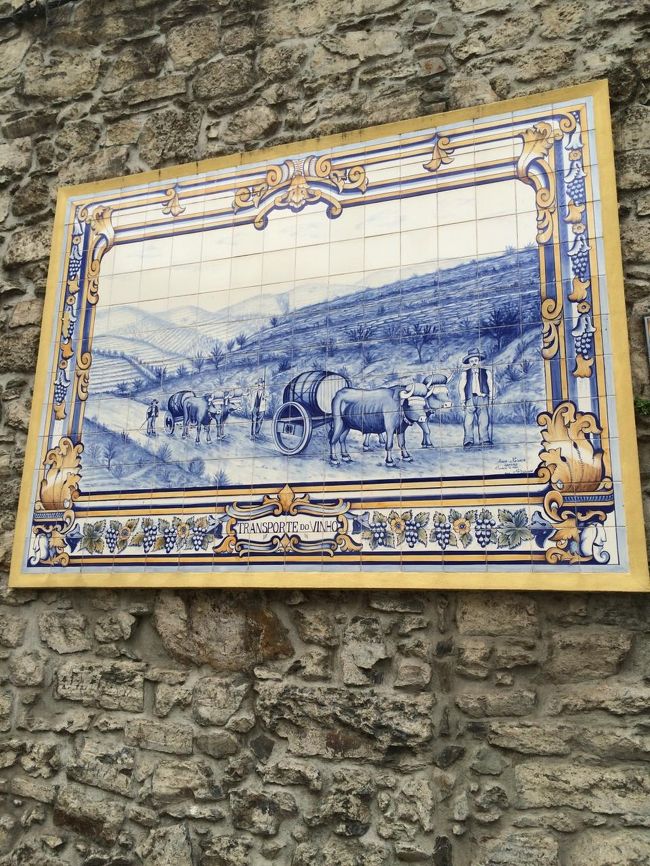 市場を出て、駅方面へ戻りながら商店街を歩きます。<br />ワイン産業のアズレージョ。