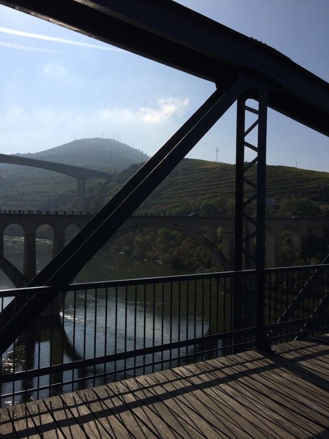 人道橋の上流には、車の通れる橋が2本。EU統合がもたらした公共事業かな。