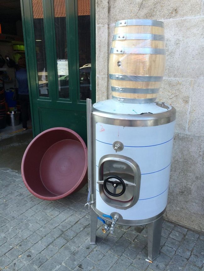 再び人道橋を渡って戻る途中にあったホームセンター。<br />ワインサーバーでしょうか。