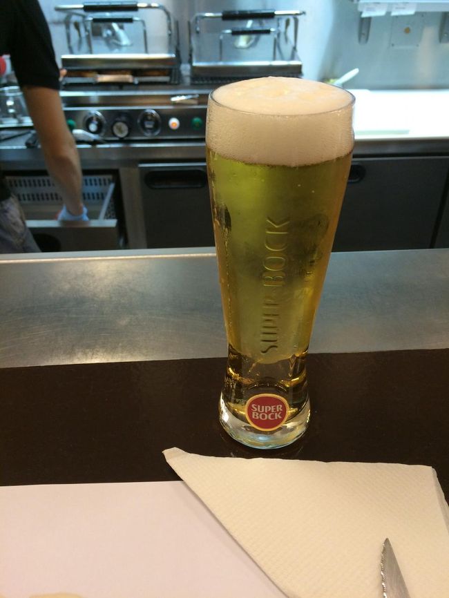 混雑していましたが、運良くカウンターが1席空いたので直ぐに入れました。<br />まずは、ポルトガルビールのSUPER BOCKを注文！