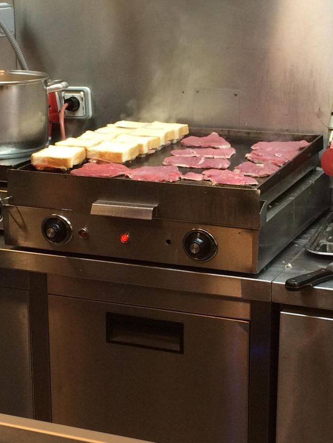 某ガイドブックではクロックムッシュにトマトソースかけたものと紹介していたのですが、鉄板ではステーキのようなものを焼いていますよ！