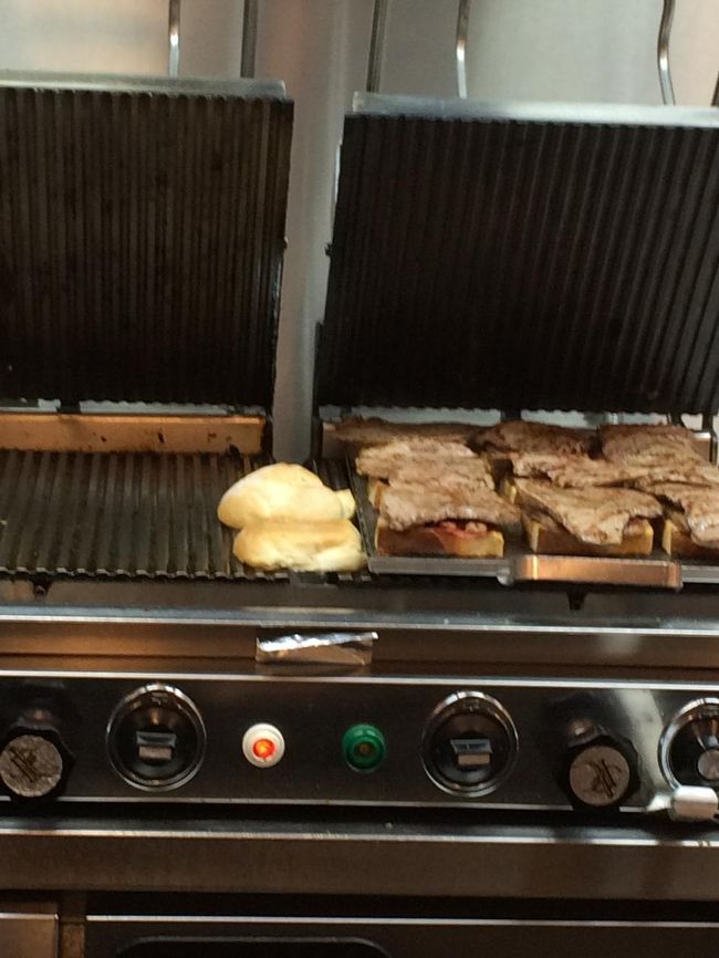 見るからにボリューミー！<br />次々とパンを焼いて、上にお肉の載せていきます。