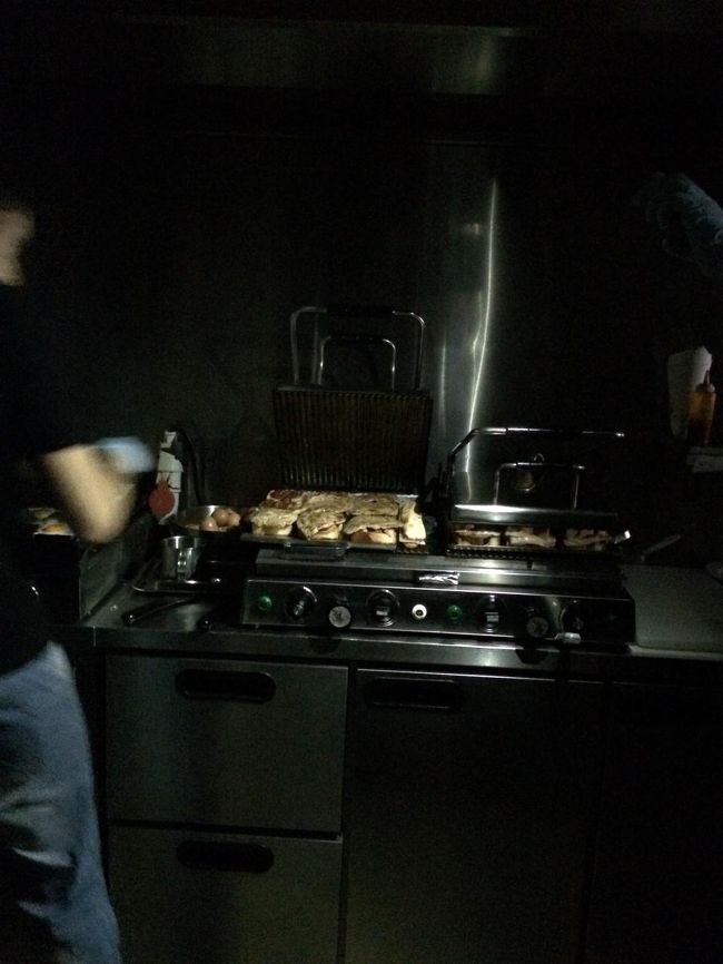 ブレーカーが落ちたのか、いきなり停電。<br />しかし、客は逆にテンション上がって盛り上がります。<br />歌いだす人も（笑）