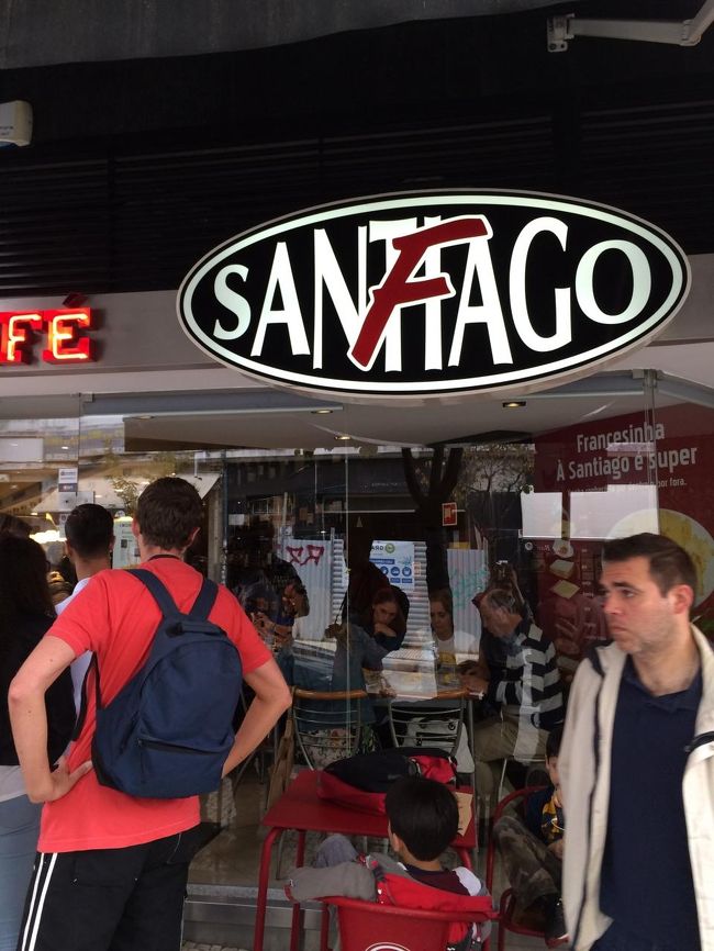 ポルトに戻ったのは正午過ぎ。<br />お昼ごはんに、ポルト名物のB級グルメ”フランセジーニャ”の有名店カフェサンティアゴへ行ってみました。<br />