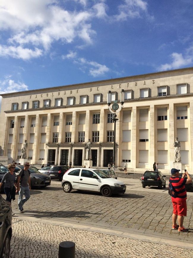 バス停を降りたところ。周りは大学の建物だらけ。<br />最初に、インフォメーションで、見学のためのチケットを購入します。9ユーロ。