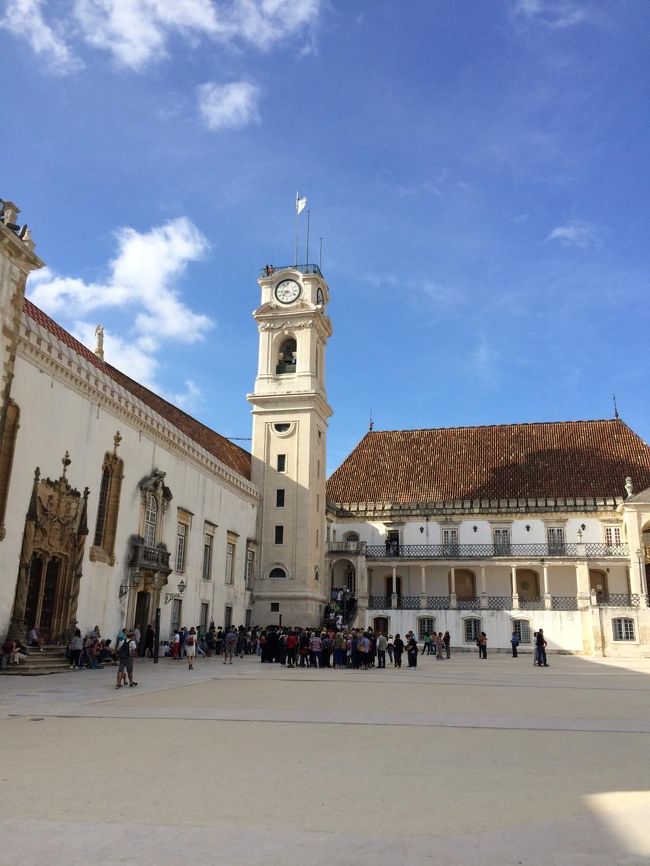 世界遺産263箇所目<br />コインブラ大学 -アルタとソフィア<br /><br />鉄の門をくぐり、旧大学の構内へ。広い中庭には観光客がたくさんいました。<br />18世紀に建てられた時計塔。<br />