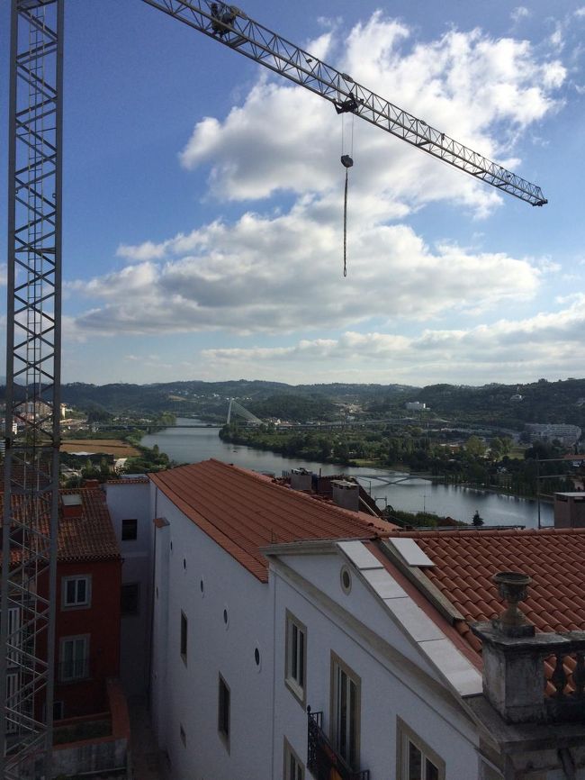 反対側からは、市内を流れるモンテゴ川が見えます。