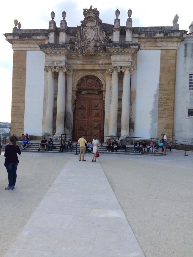 そしてこれがジョアニア図書館。<br />チケットに記載された時間にガイドツアーで入れます。<br />私のチケットは1時間ぐらい先でしたが、ポルトに戻る特急の時間があるので、先に入れてもらいました。<br /><br />内部は、華麗な金泥細工と30万冊の蔵書が素晴らしくて感動ものです。<br />写真撮影不可なのでお見せ出来ずにとても残念です。<br />気になった方はググってください。