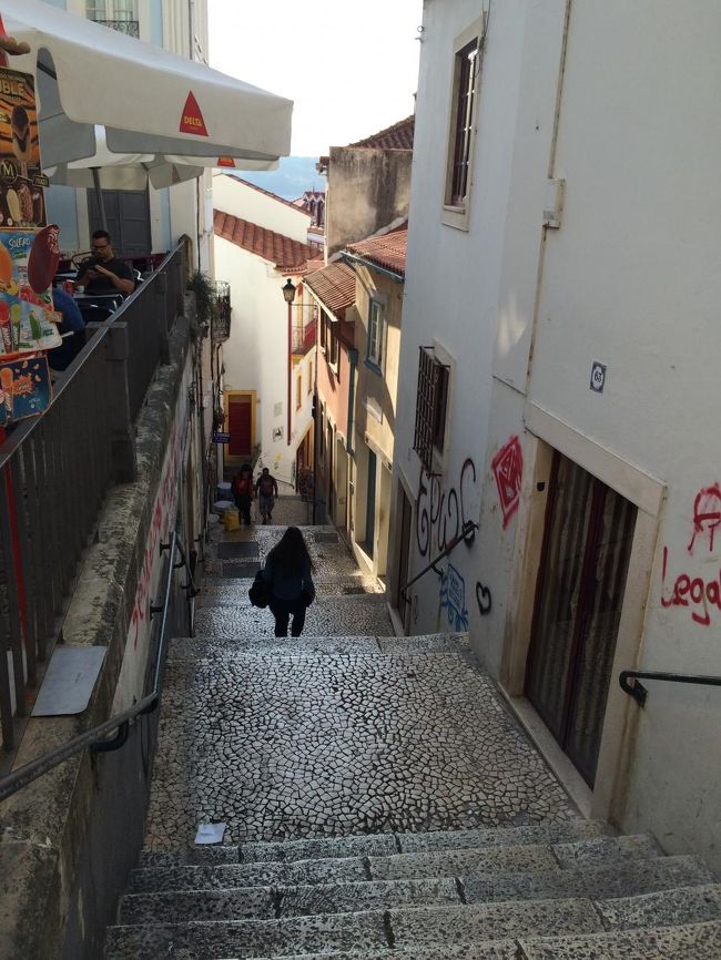 細い路地の坂道、マント姿の学生もちらほら。<br />酒場にいる学生もいて、早稲田界隈のような雰囲気も。