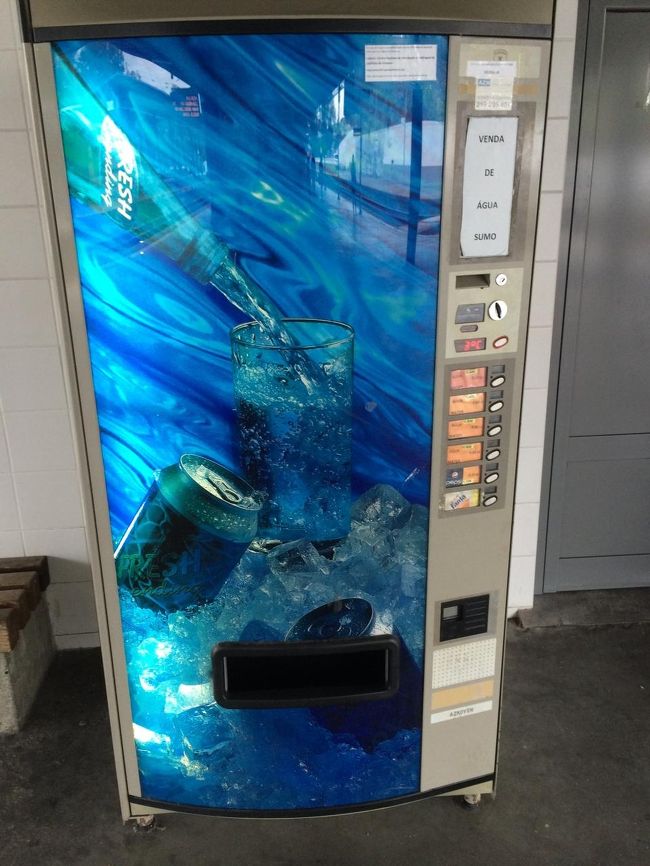 コインブラからポルトには再びアルファ・ペンドゥラールで戻りますが、コインブラB駅での接続が悪いので、バスでB駅まで移動しました。<br /><br />駅の自販機で水を買いました。