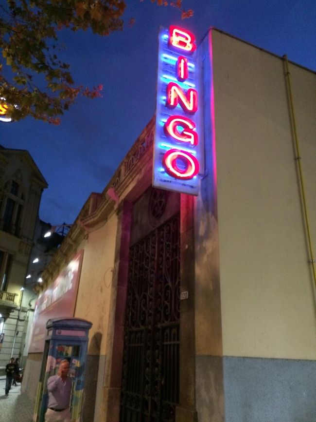 ポルトに戻ってから、メトロのホテルの最寄りのボリャオン駅の一つ先、トリンダーデ駅から歩いてみました。<br /><br />途中、ビンゴの看板。<br />カジノかな。