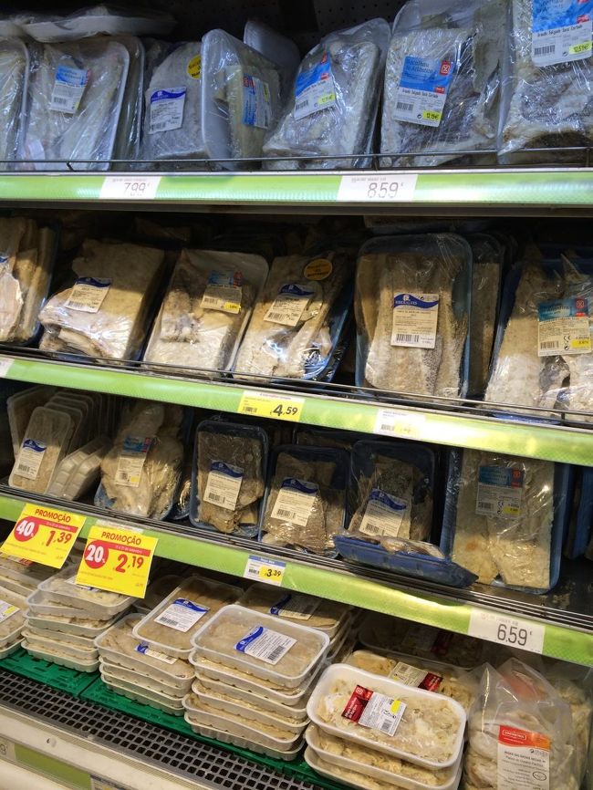 BINGOの向かいにあったスーパーをのぞいてみました。<br />バカリャウがたくさんあってポルトガルらしい。